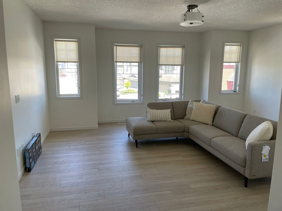 Autumn Oak First Frost laminate in a bright living room